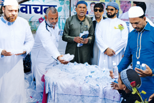 “उन्हाच्या झळा आणि अल्लाहाची दुआ… पुण्यातल्या ईदगाहवर रंगला ‘पुणेरी’ सलोख्याचा गोड सोहळा!”